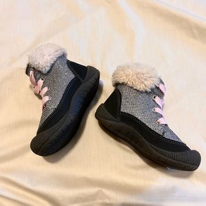 OshKosh B’Gosh Machine Washable Glitter Fuzzy Boots Size 6 Baby Girls 6 Boots